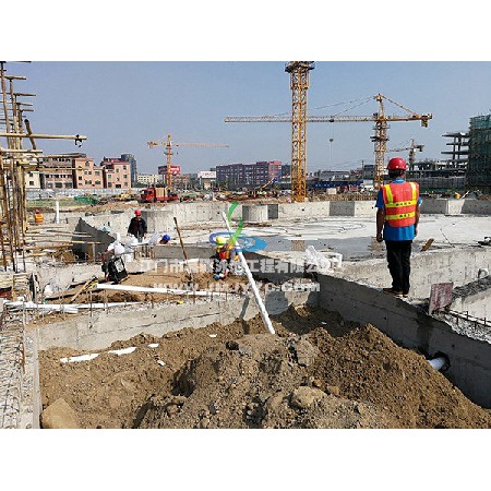 佛山招商悅府小區游泳池